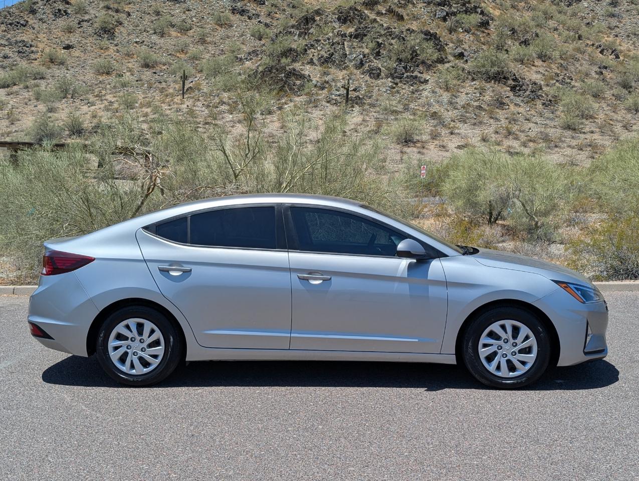 Hyundai Elantra SE 6AT 2020