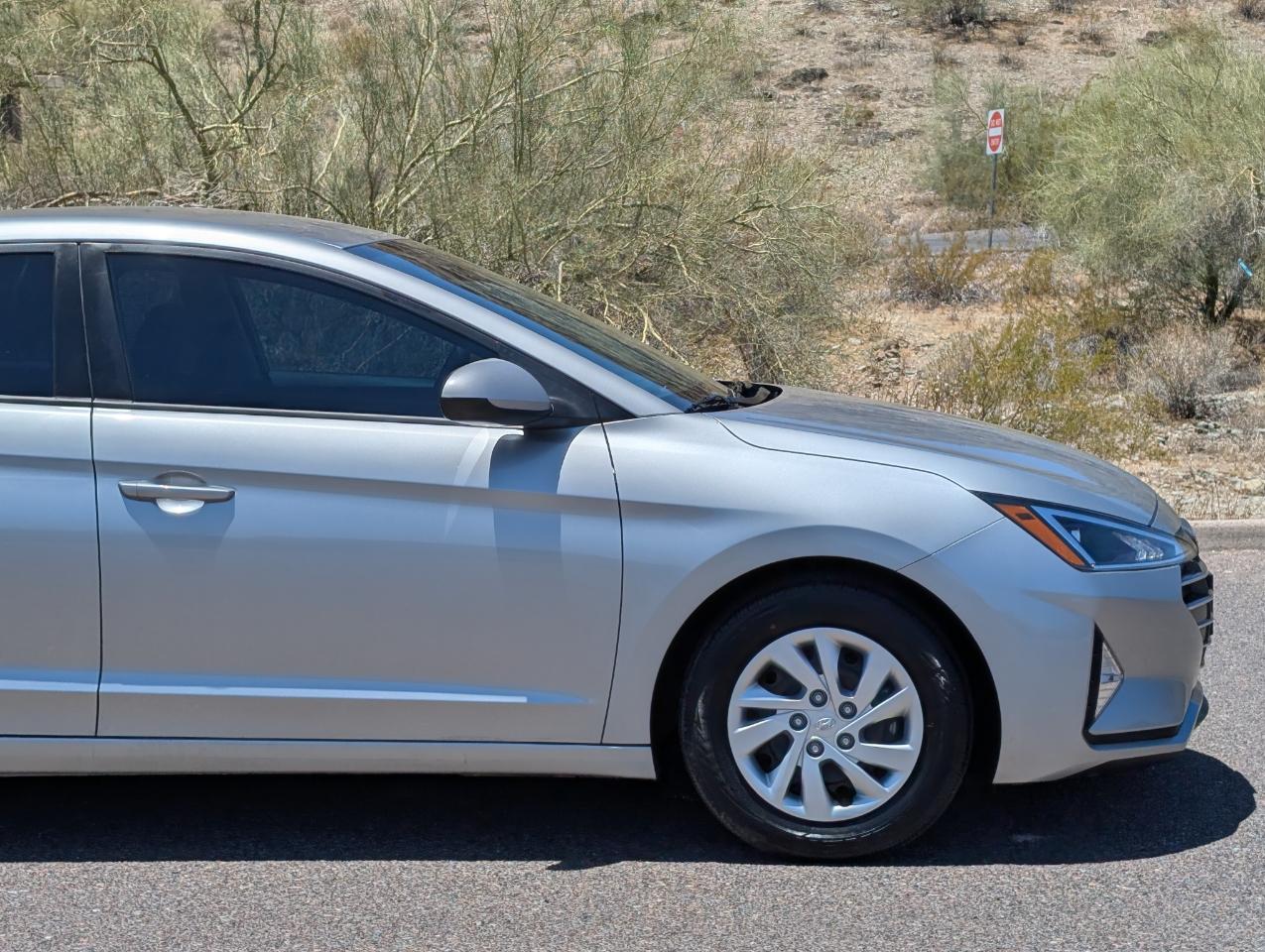 Hyundai Elantra SE 6AT 2020