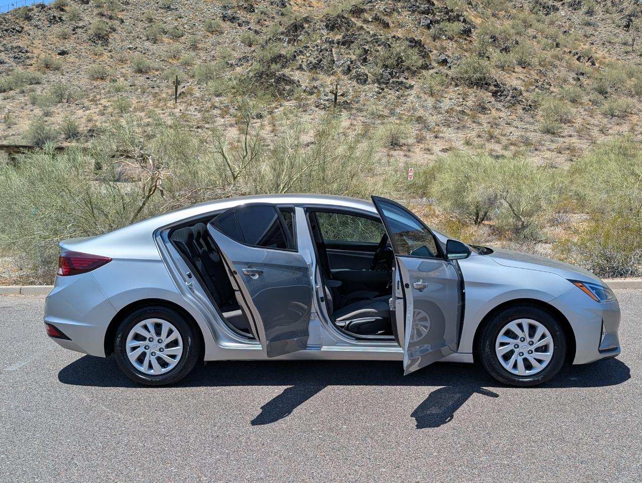 Hyundai Elantra SE 6AT 2020