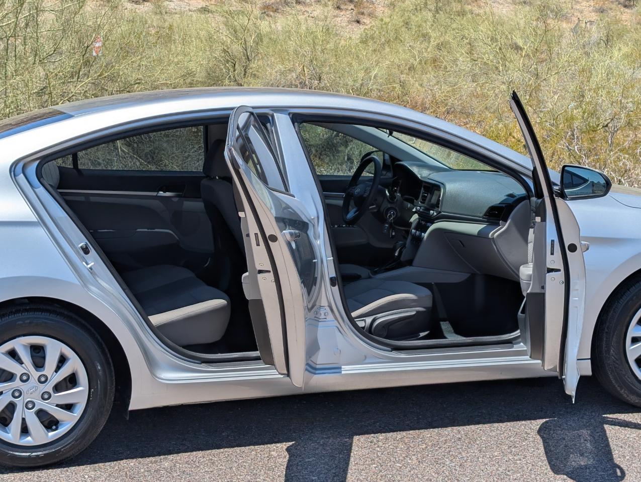 Hyundai Elantra SE 6AT 2020