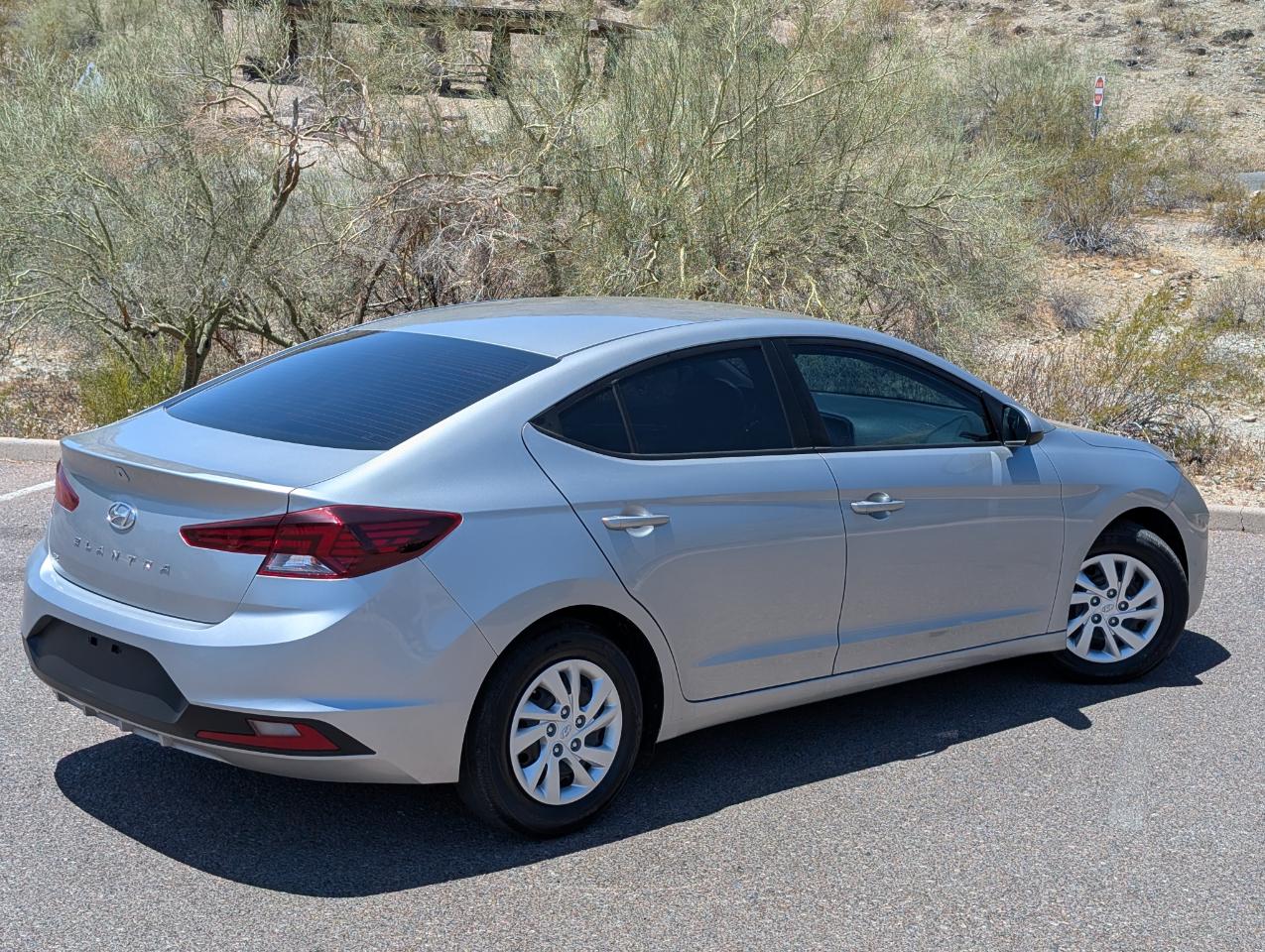 Hyundai Elantra SE 6AT 2020