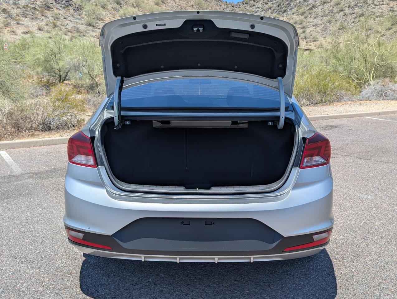 Hyundai Elantra SE 6AT 2020
