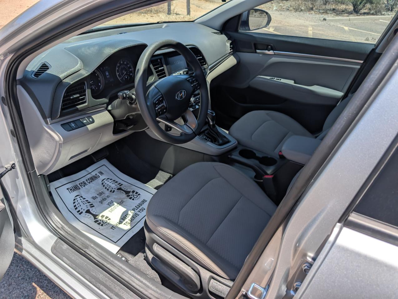 Hyundai Elantra SE 6AT 2020