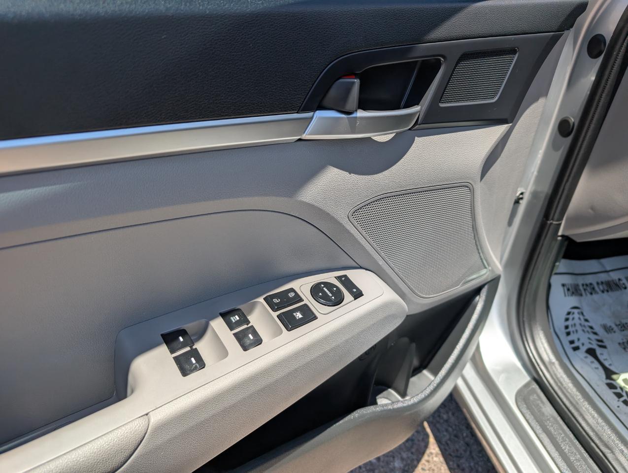 Hyundai Elantra SE 6AT 2020