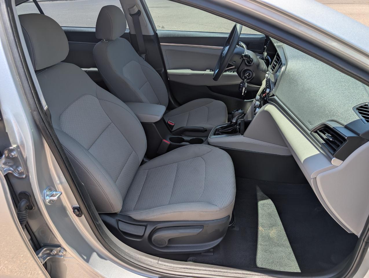 Hyundai Elantra SE 6AT 2020