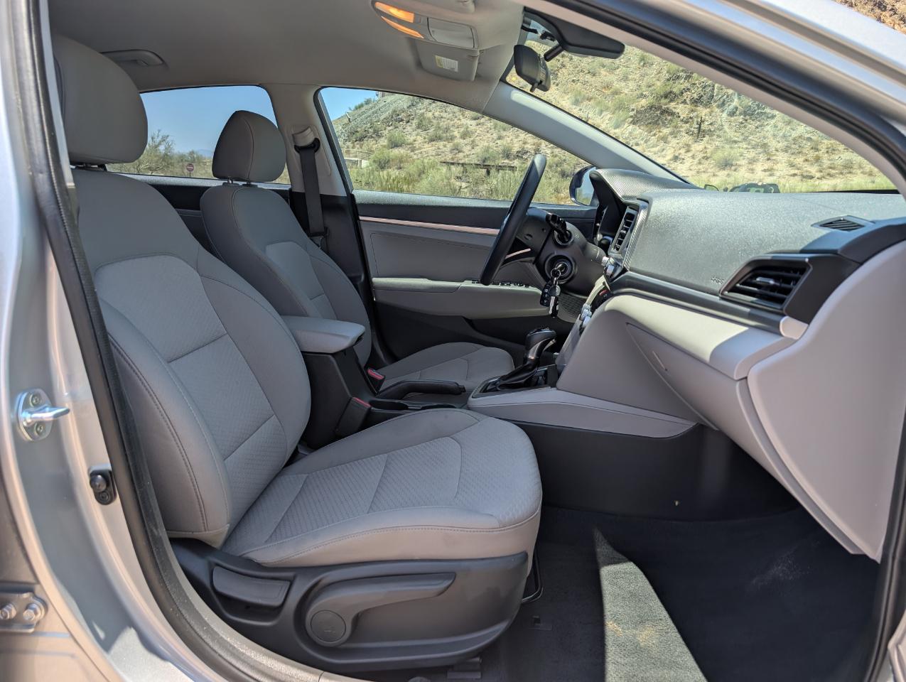 Hyundai Elantra SE 6AT 2020