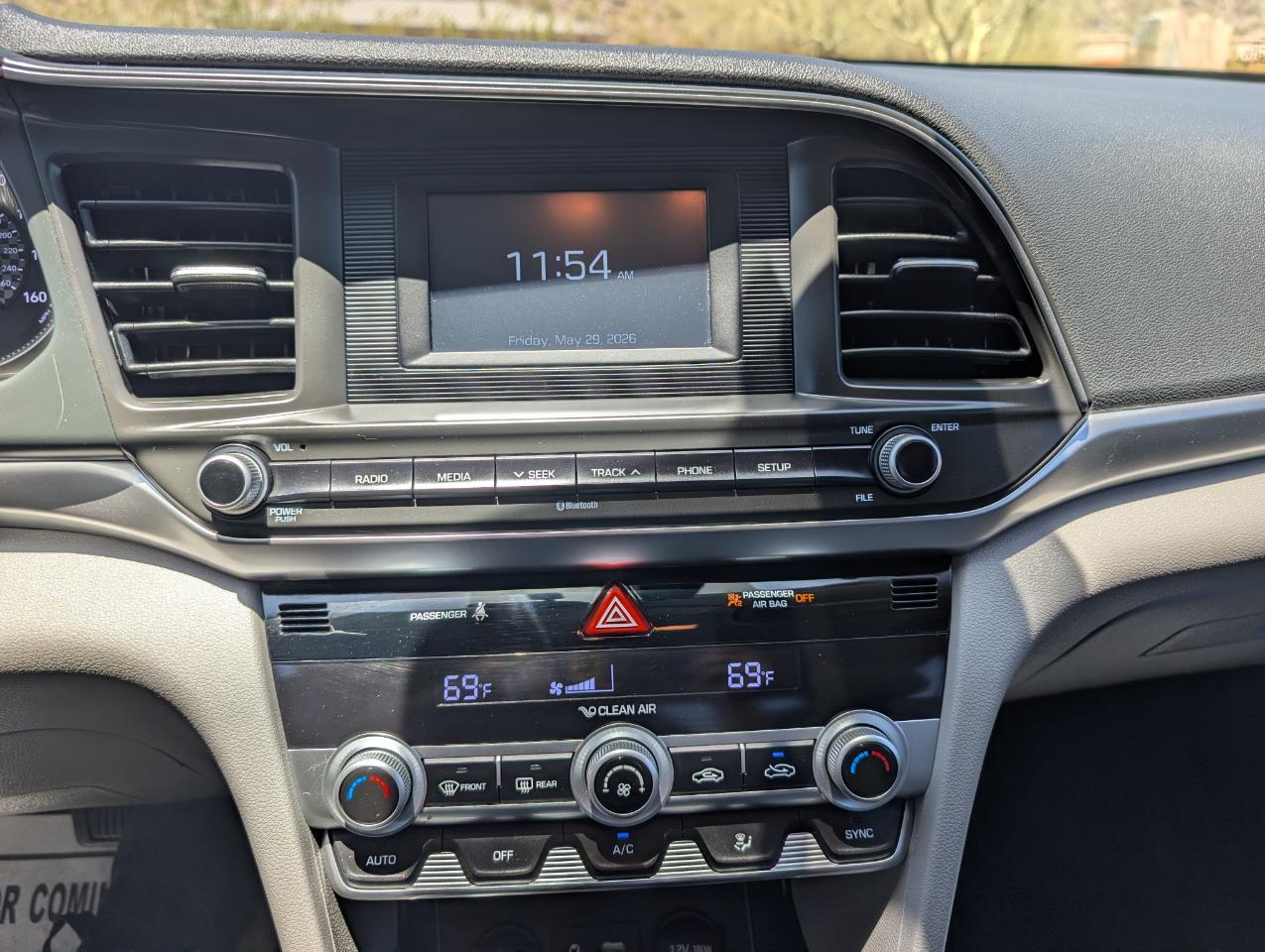 Hyundai Elantra SE 6AT 2020