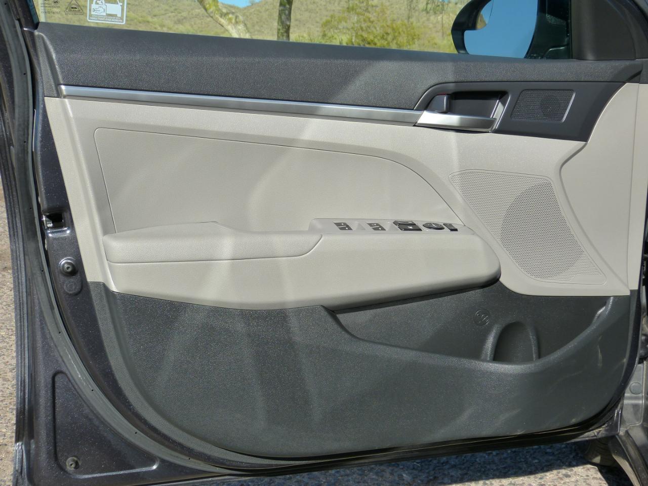 Hyundai Elantra SE 6AT 2020