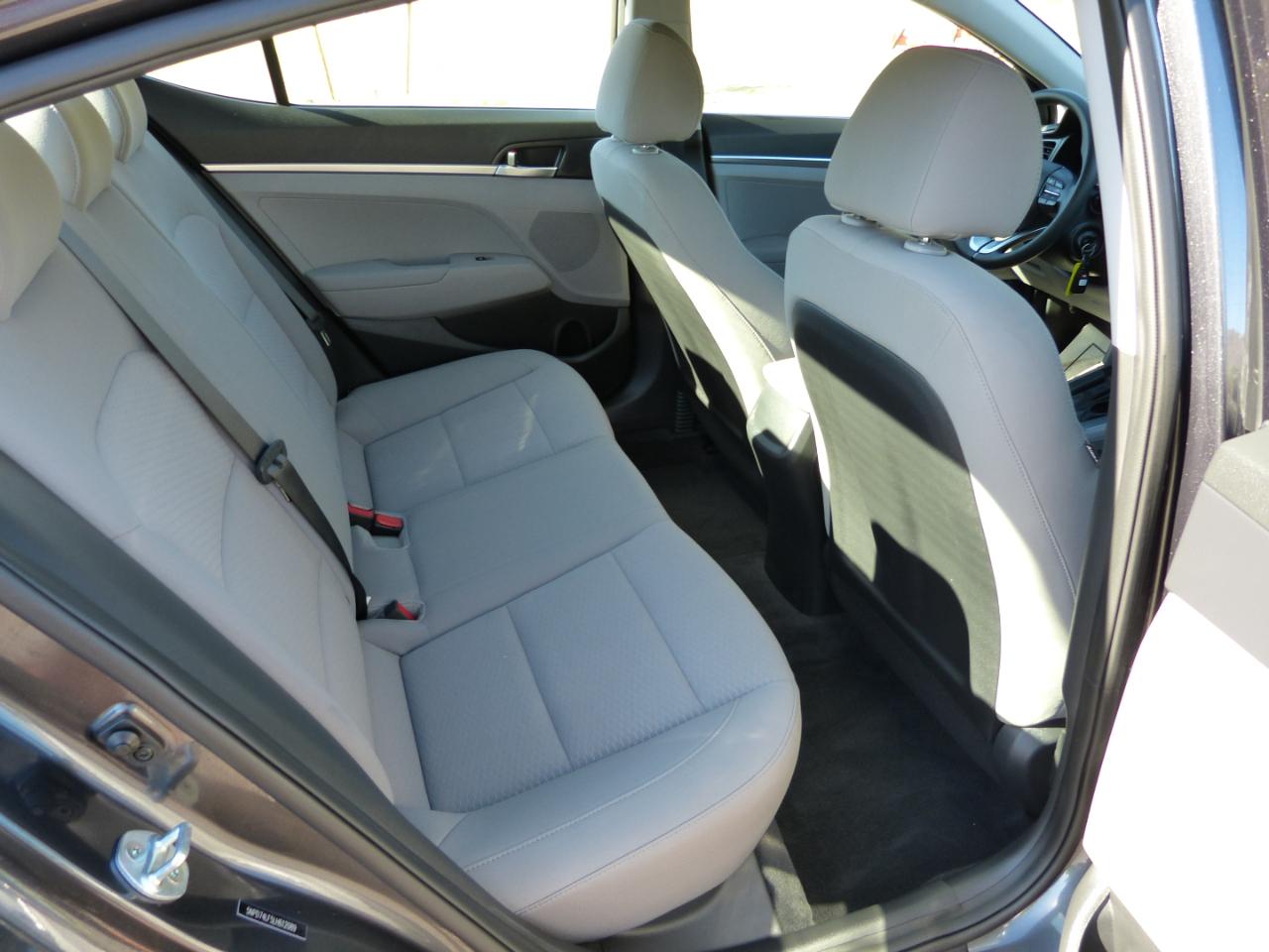 Hyundai Elantra SE 6AT 2020