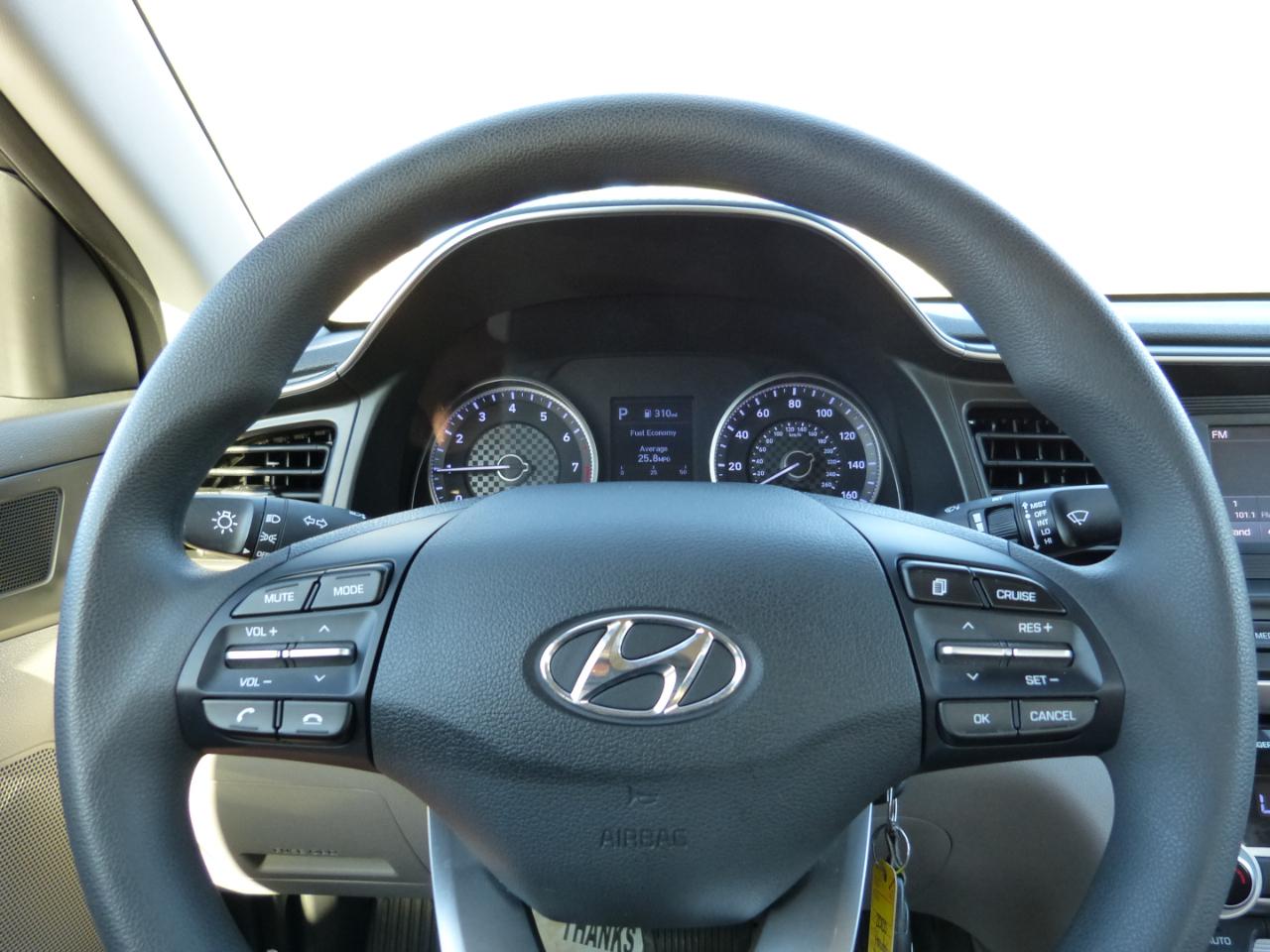 Hyundai Elantra SE 6AT 2020
