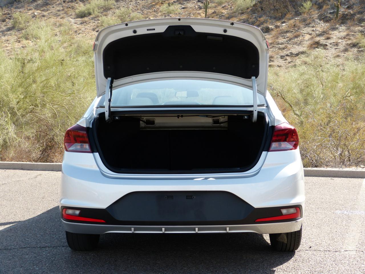 Hyundai Elantra SE 6AT 2019