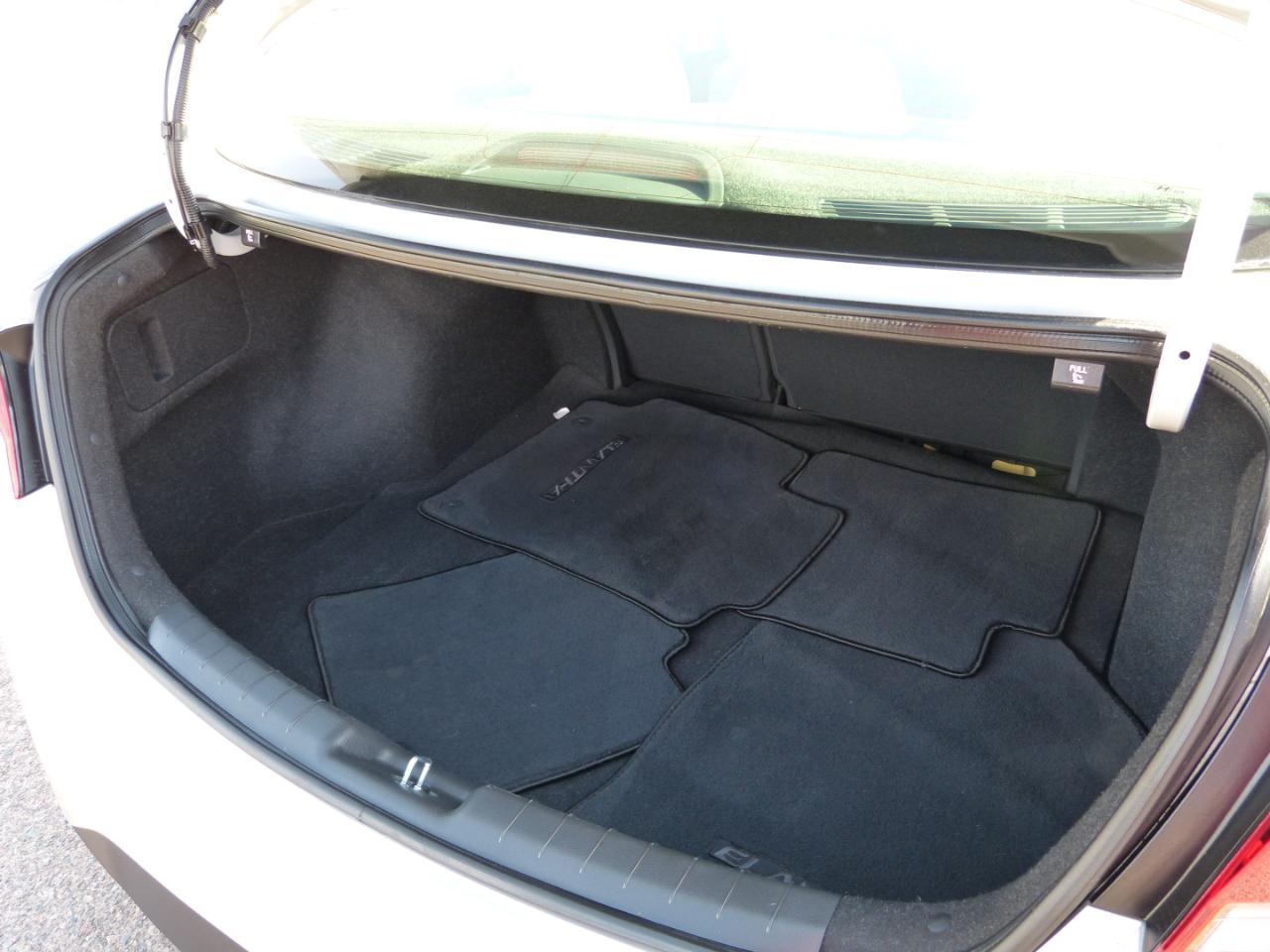 Hyundai Elantra SE 6AT 2019