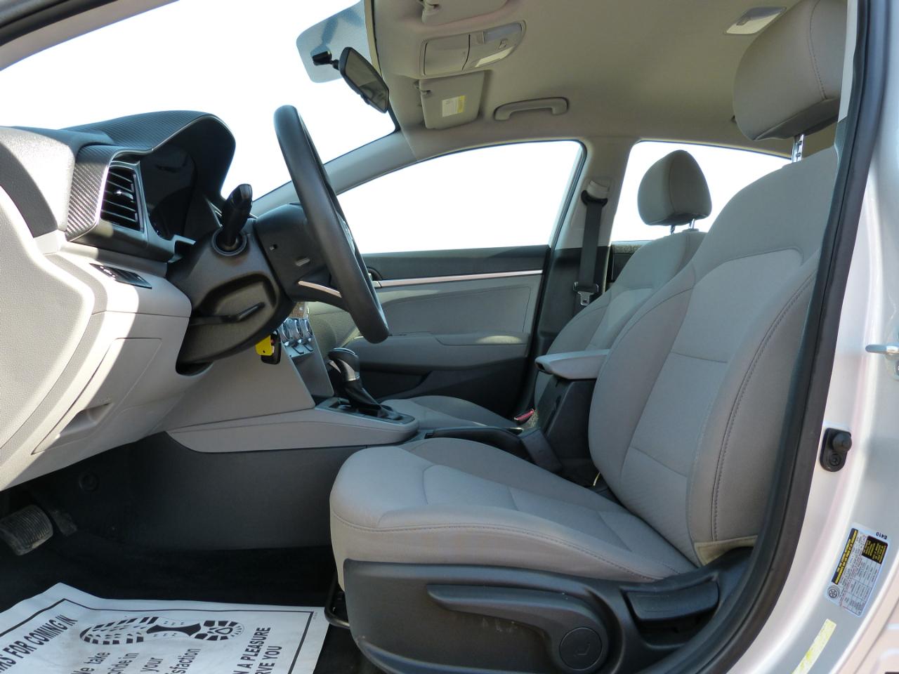 Hyundai Elantra SE 6AT 2019