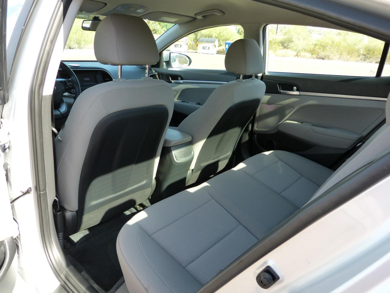 Hyundai Elantra SE 6AT 2019