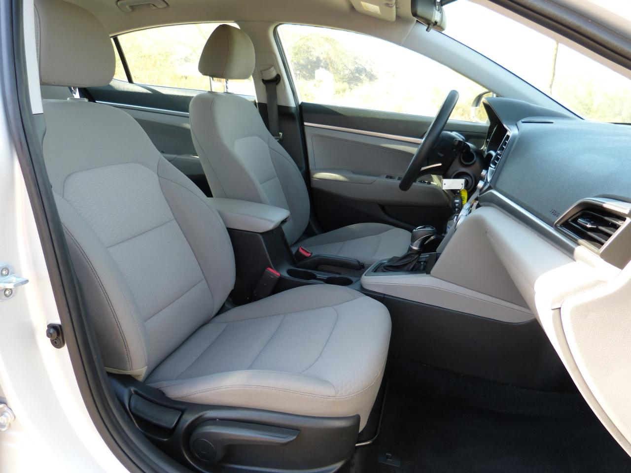 Hyundai Elantra SE 6AT 2019