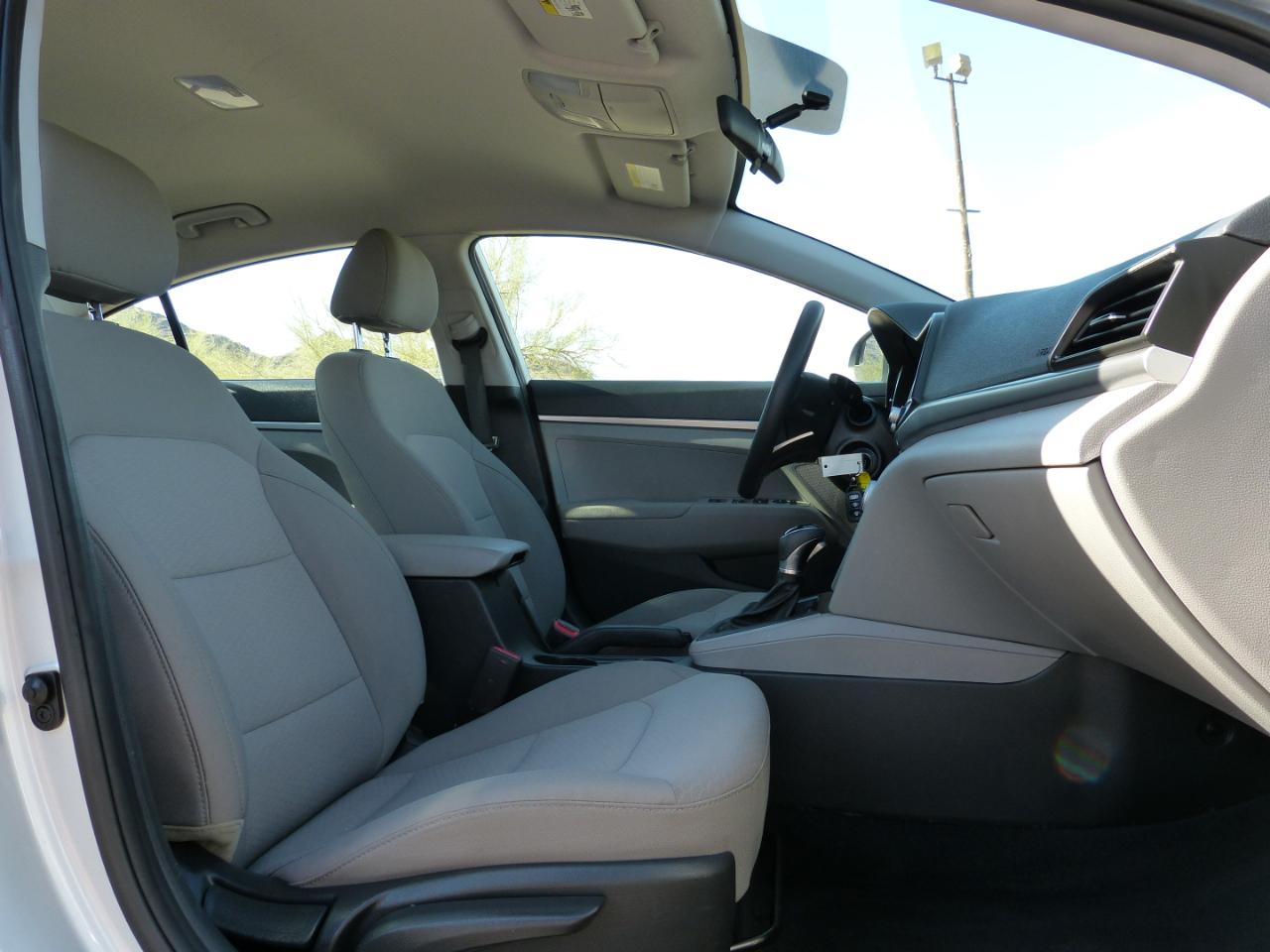 Hyundai Elantra SE 6AT 2019