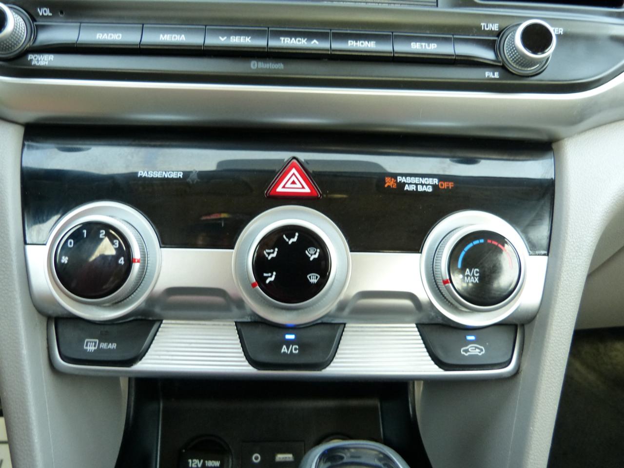 Hyundai Elantra SE 6AT 2019