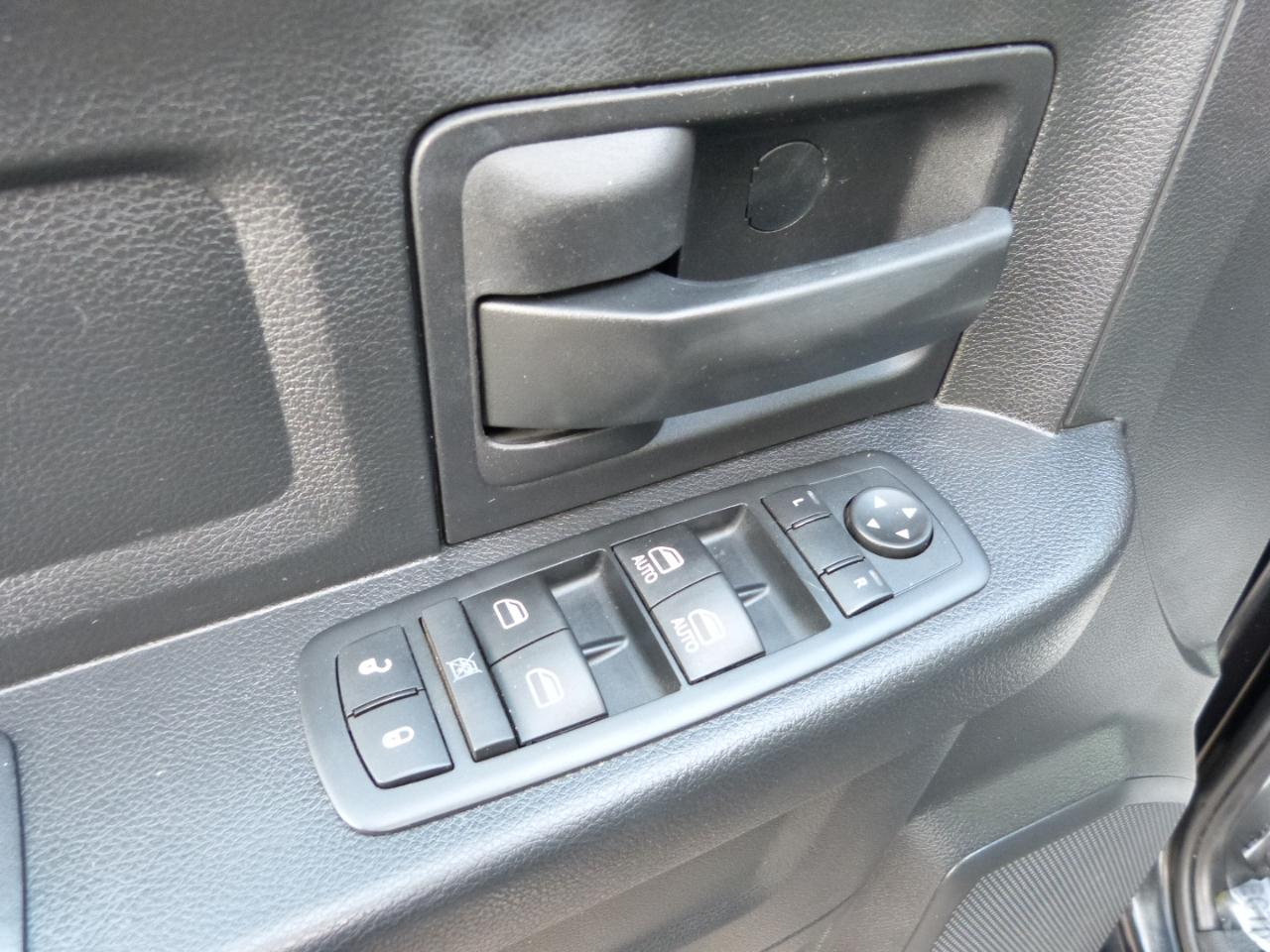 RAM 1500 Tradesman Quad Cab 4WD 2016