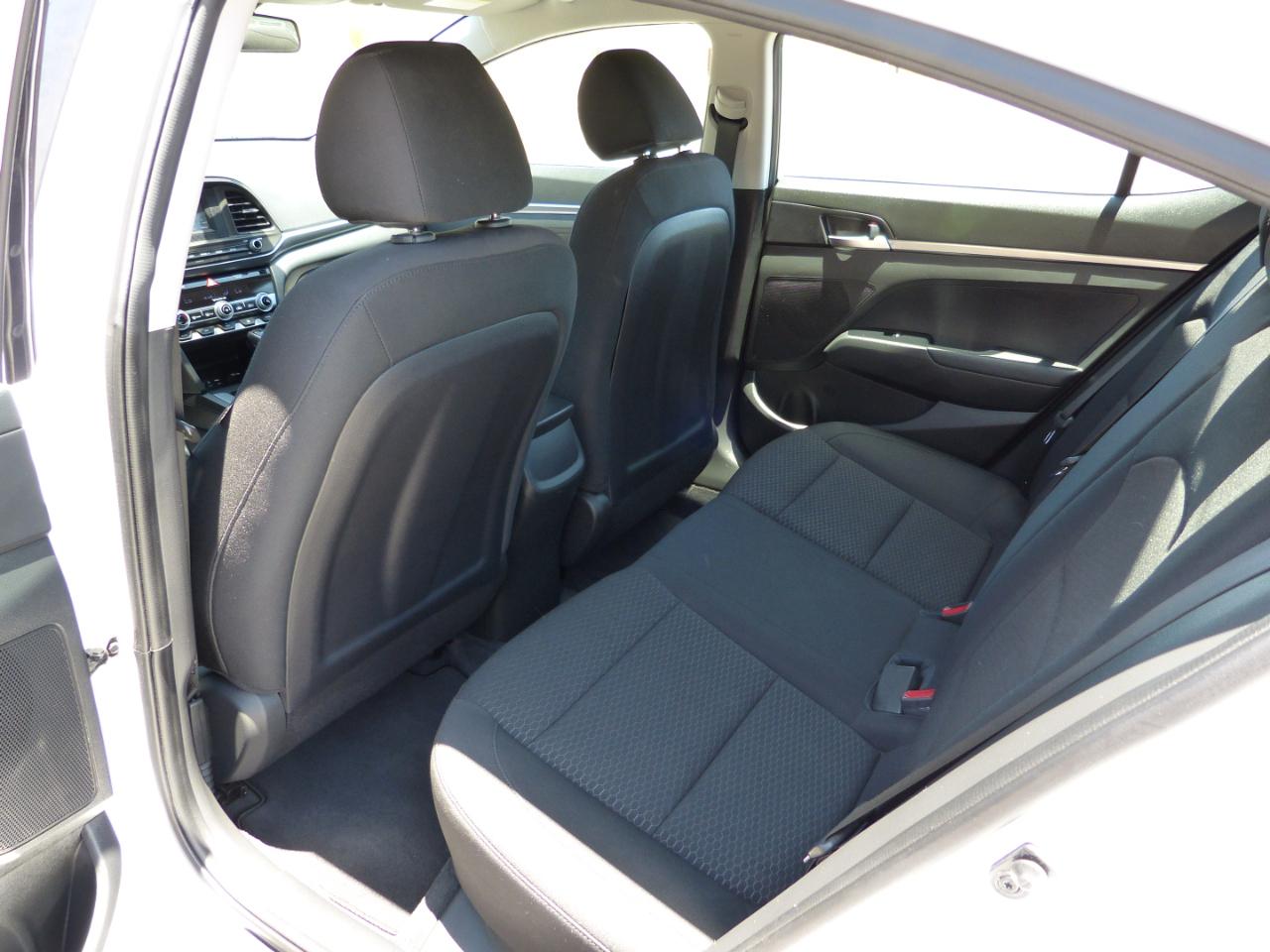 Hyundai Elantra SE 6AT 2019