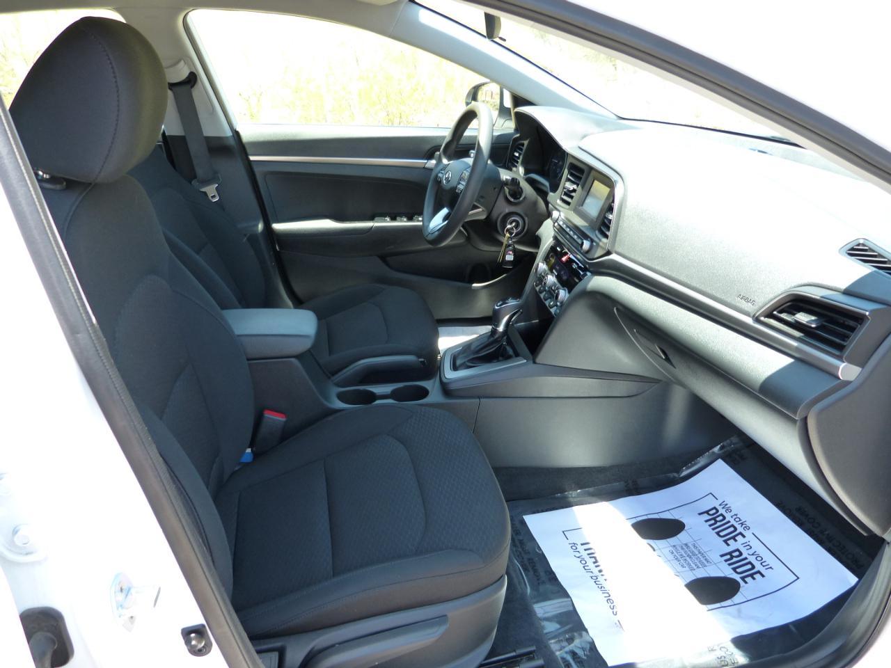 Hyundai Elantra SE 6AT 2019