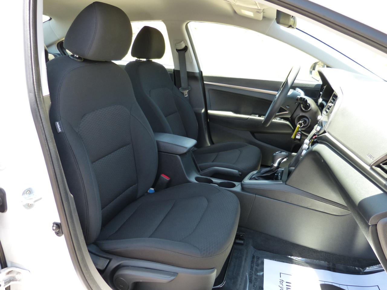 Hyundai Elantra SE 6AT 2019
