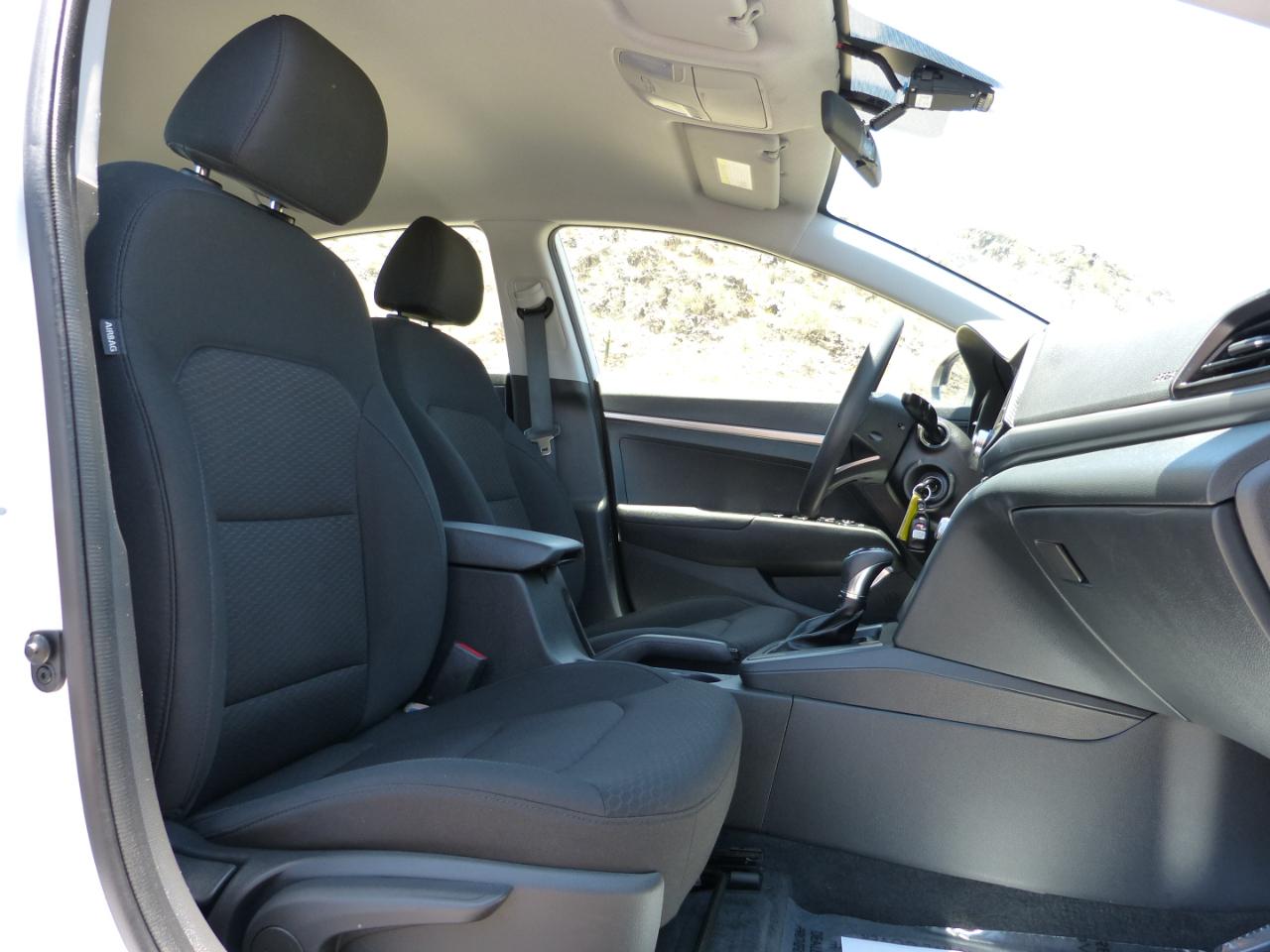 Hyundai Elantra SE 6AT 2019