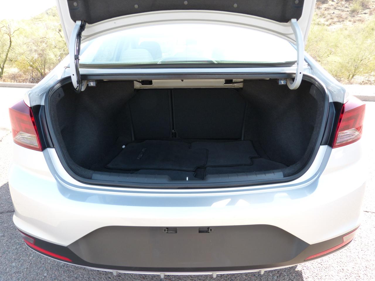 Hyundai Elantra SE 6M 2020
