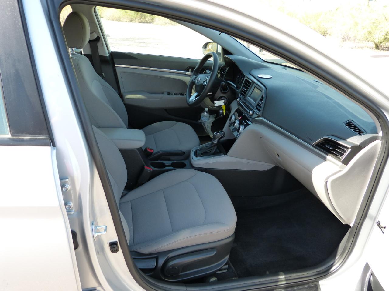 Hyundai Elantra SE 6M 2020