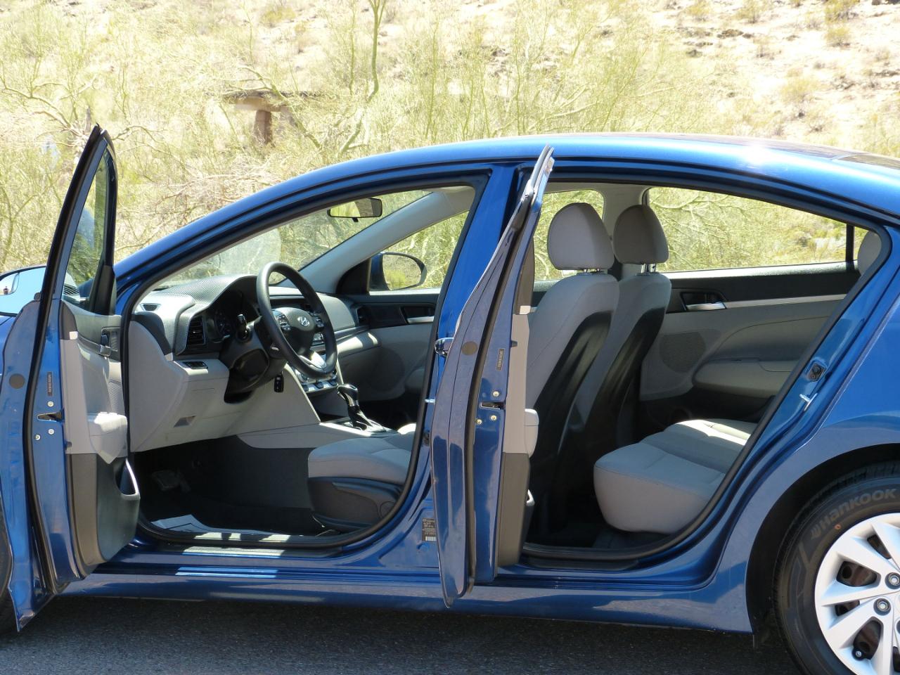Hyundai Elantra SE 6AT 2020