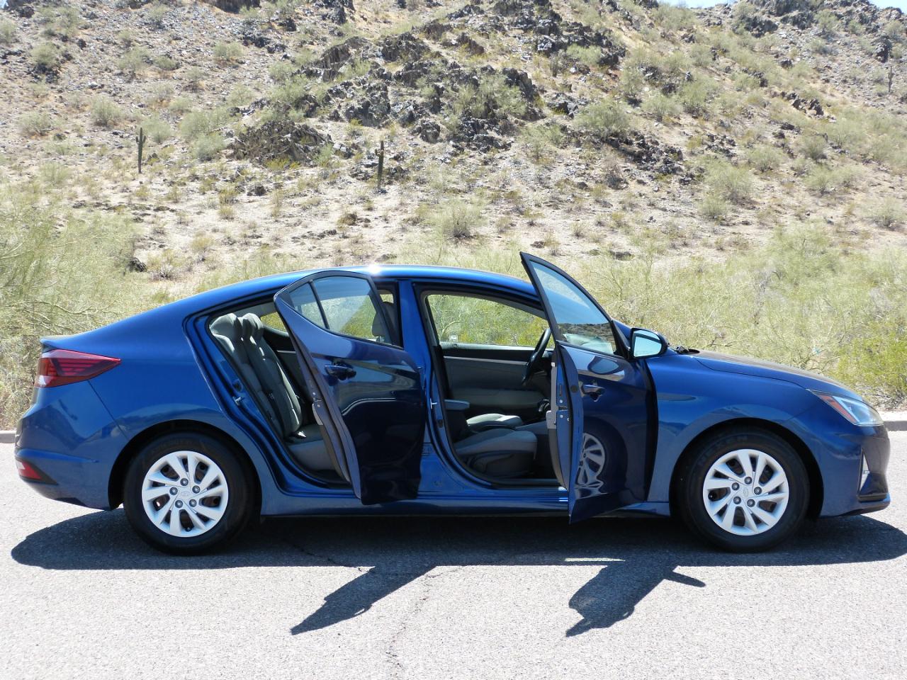 Hyundai Elantra SE 6AT 2020