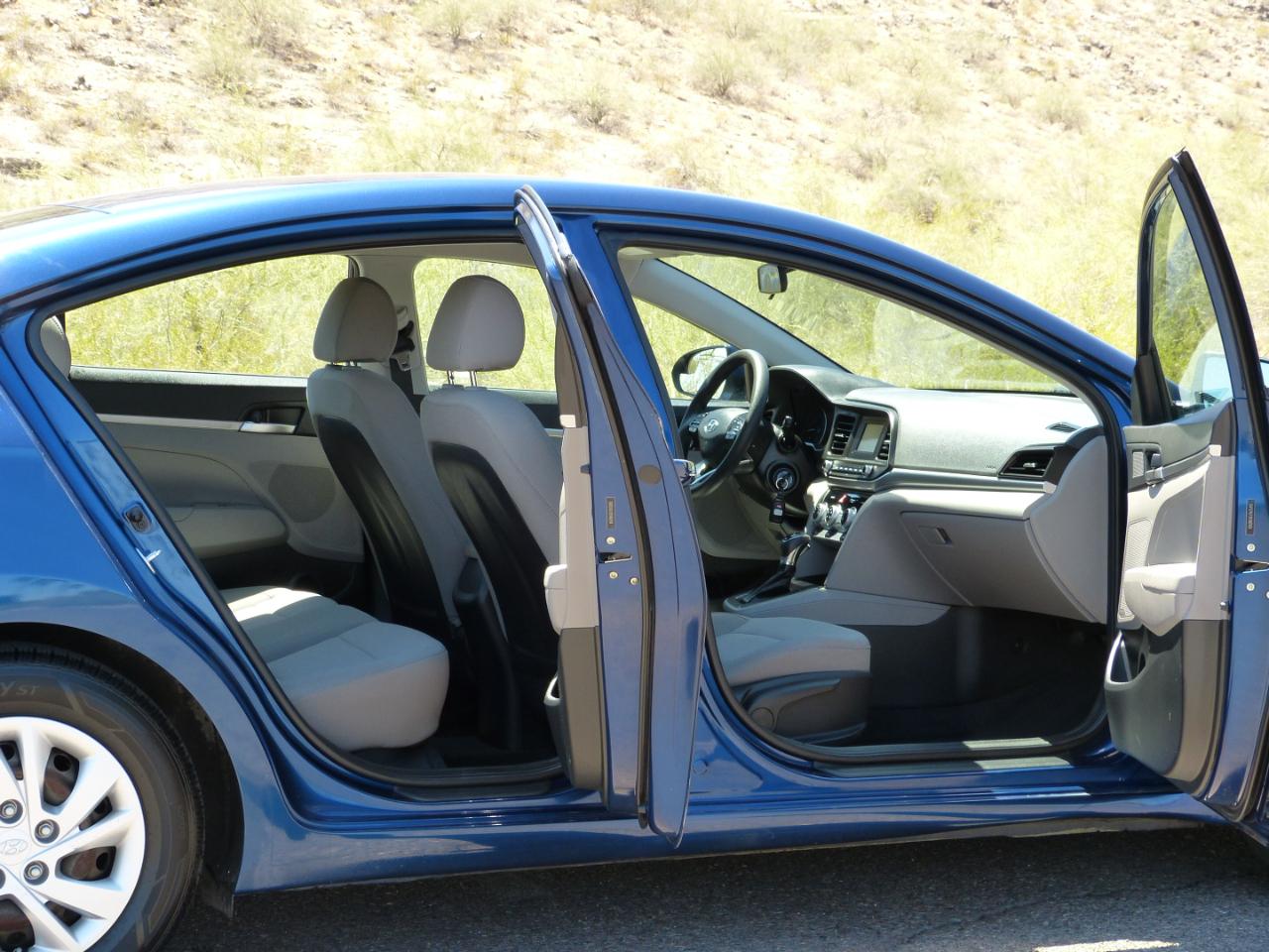 Hyundai Elantra SE 6AT 2020