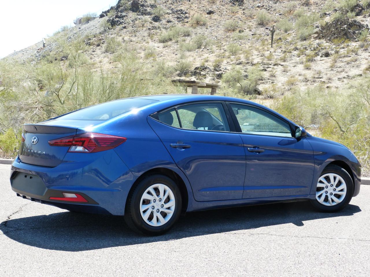 Hyundai Elantra SE 6AT 2020