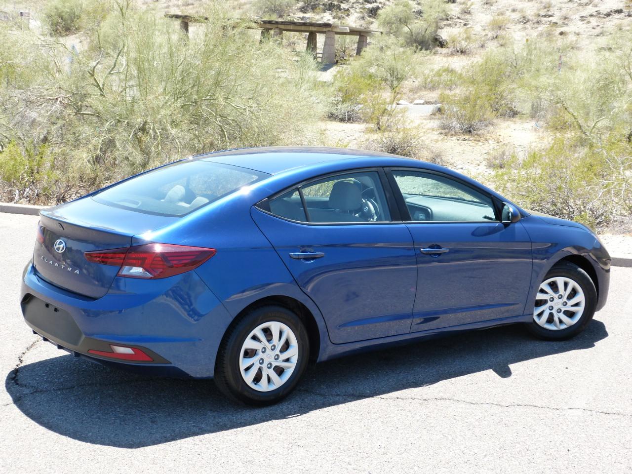 Hyundai Elantra SE 6AT 2020