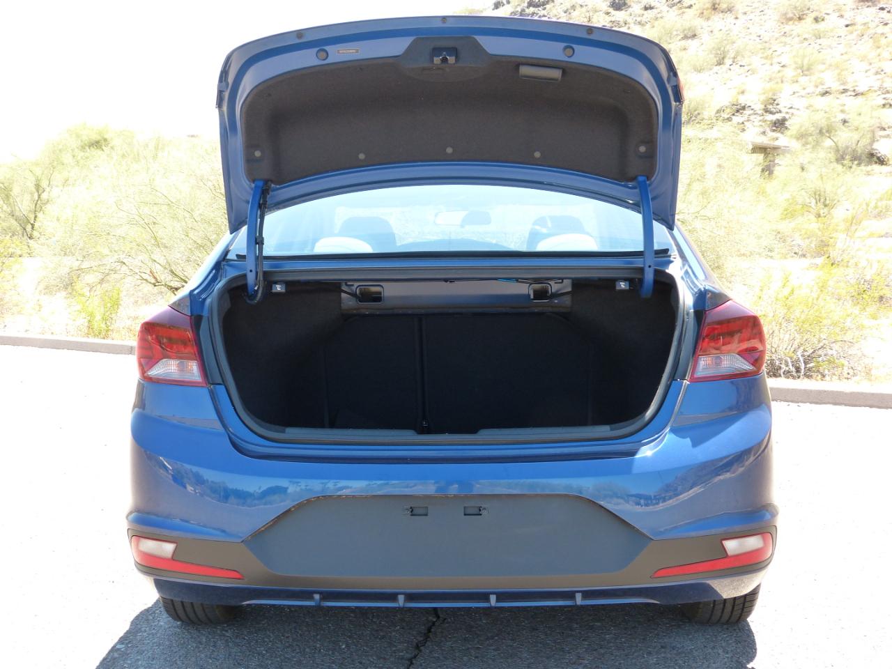 Hyundai Elantra SE 6AT 2020