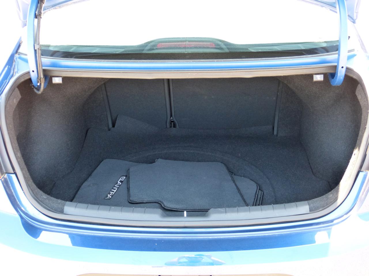Hyundai Elantra SE 6AT 2020