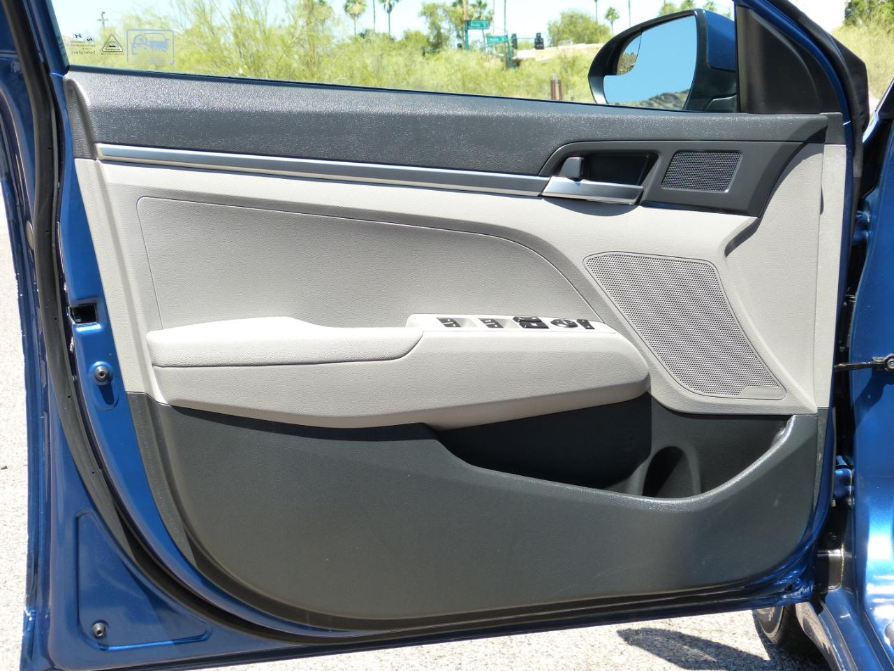 Hyundai Elantra SE 6AT 2020
