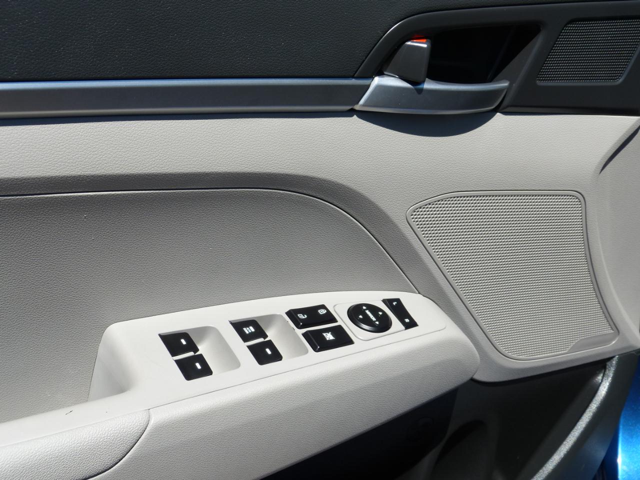 Hyundai Elantra SE 6AT 2020