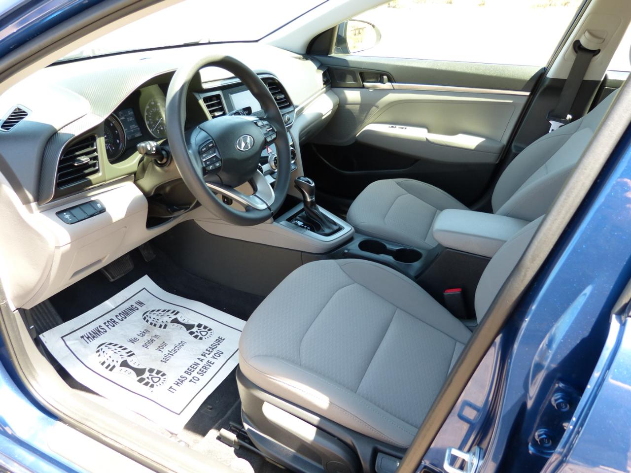Hyundai Elantra SE 6AT 2020