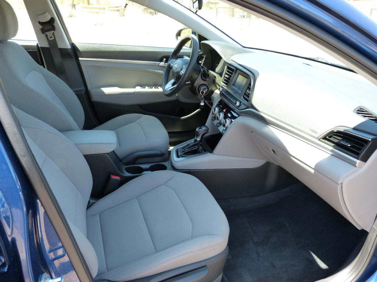 Hyundai Elantra SE 6AT 2020