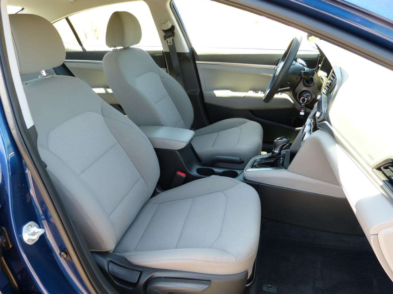 Hyundai Elantra SE 6AT 2020