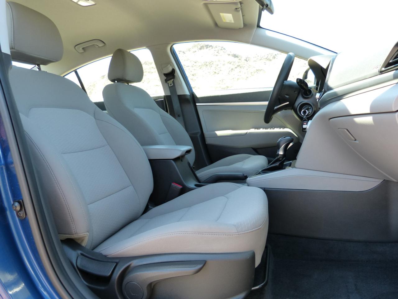 Hyundai Elantra SE 6AT 2020