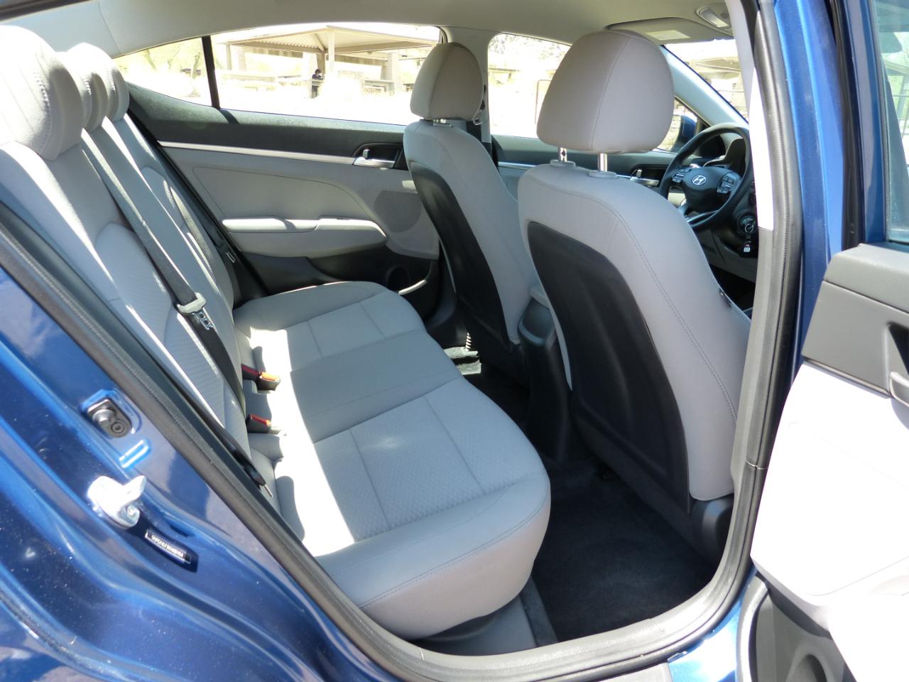 Hyundai Elantra SE 6AT 2020