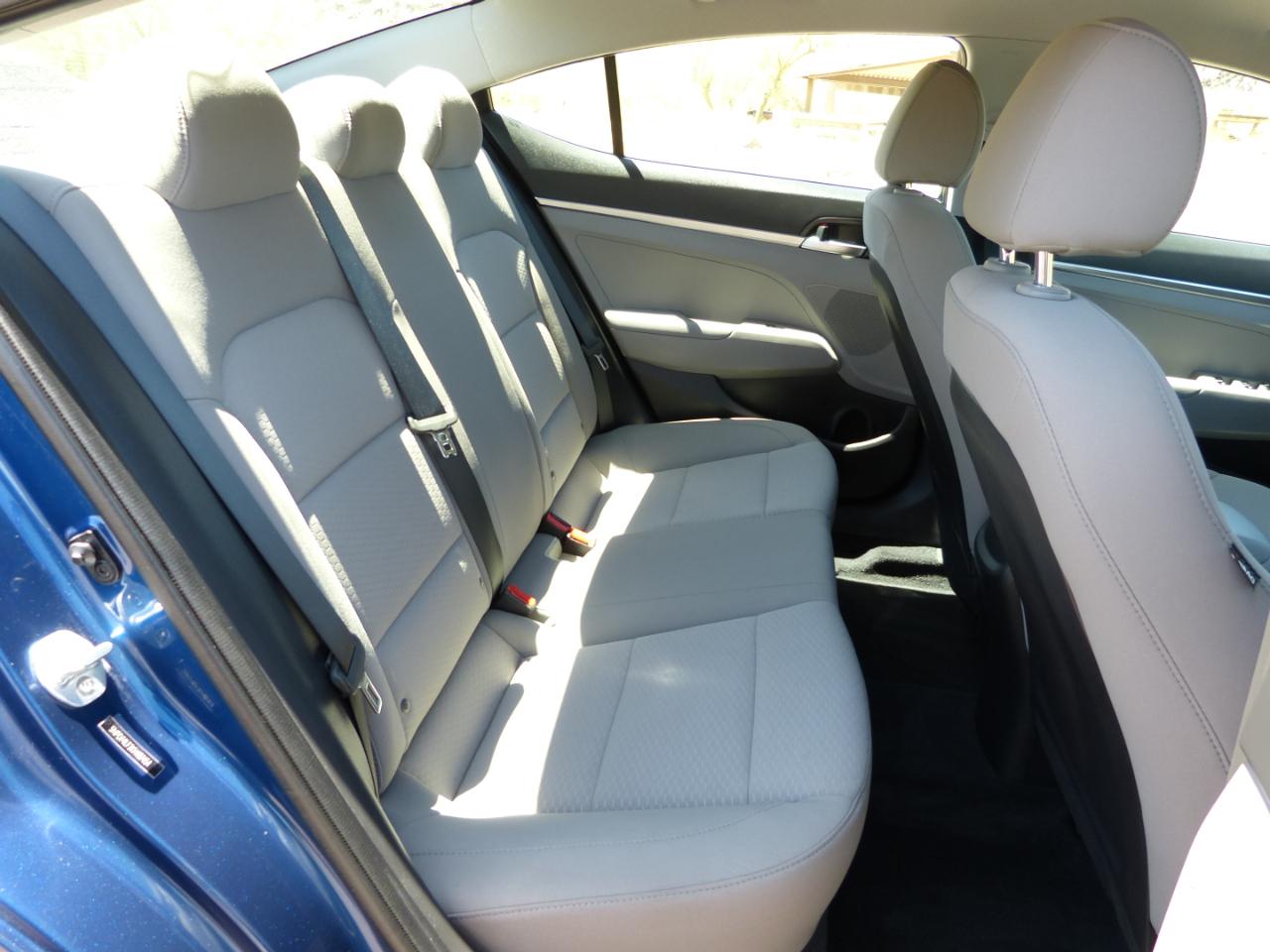 Hyundai Elantra SE 6AT 2020
