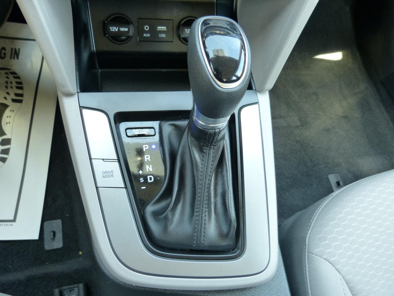 Hyundai Elantra SE 6AT 2020
