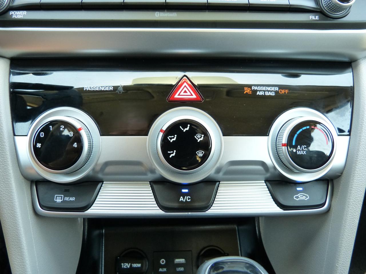 Hyundai Elantra SE 6AT 2020