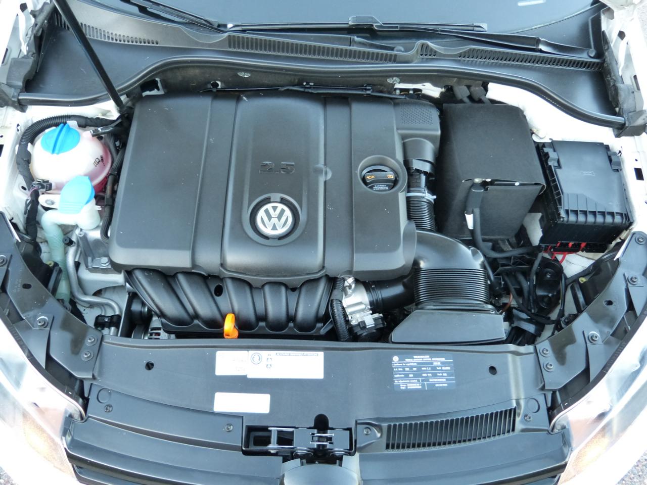 Volkswagen Golf 2.5L 4-Door 2011