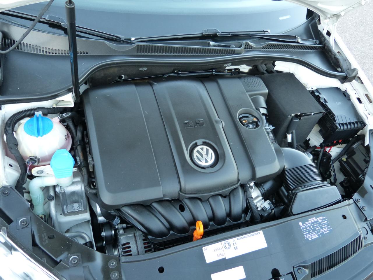 Volkswagen Golf 2.5L 4-Door 2011