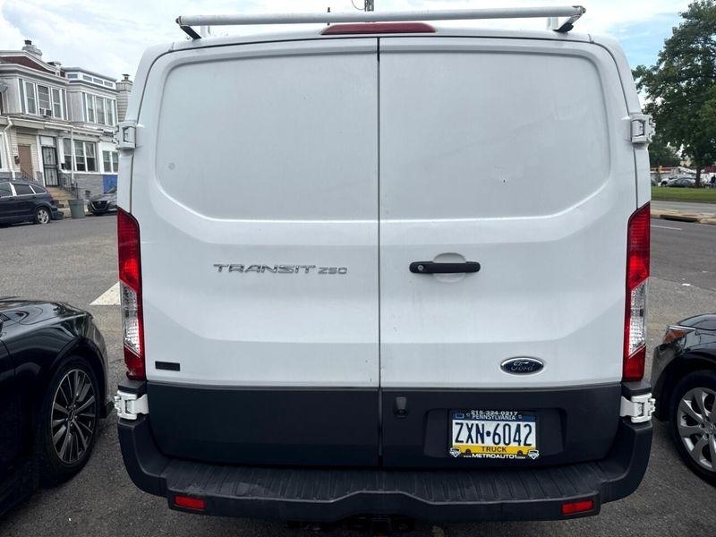 Ford Transit 250 Van Low Roof 60/40 Pass.130-in. WB 2018