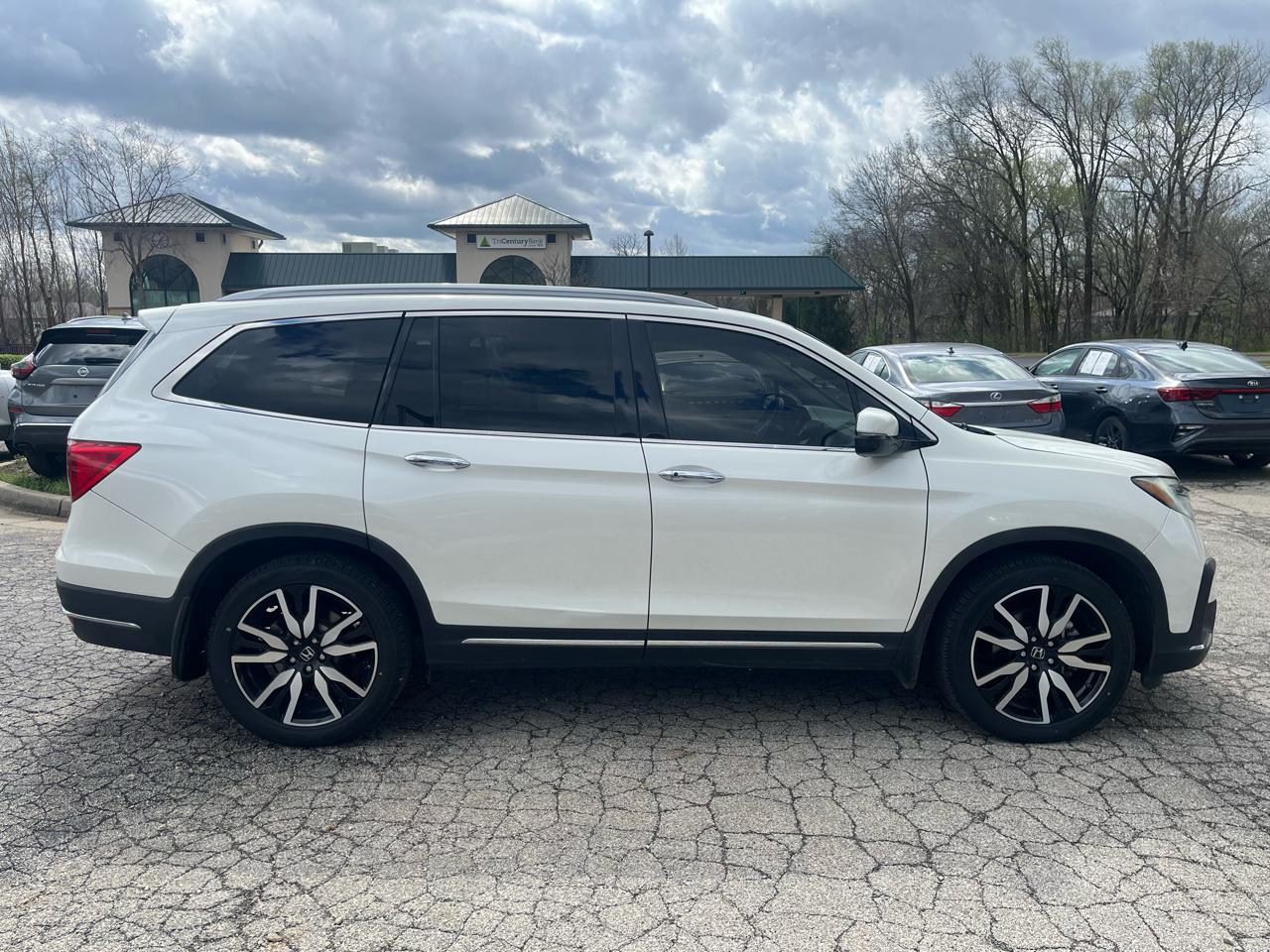 View vehicle photo 6