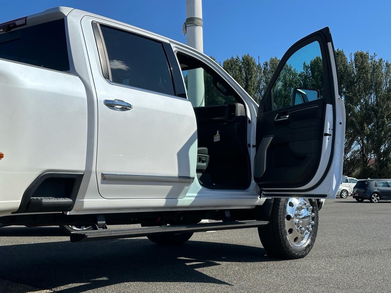 Chevrolet Silverado 3500HD 4WD Crew Cab 172" High Country 2024